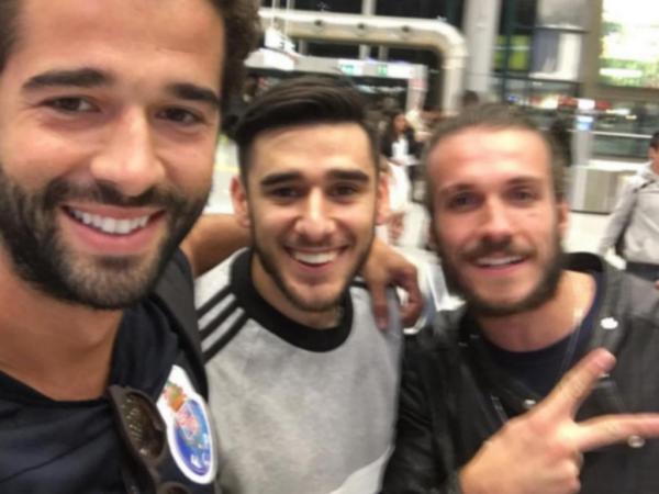 Salvio sorridente na foto com membros dos Super Dragões (FOTO)