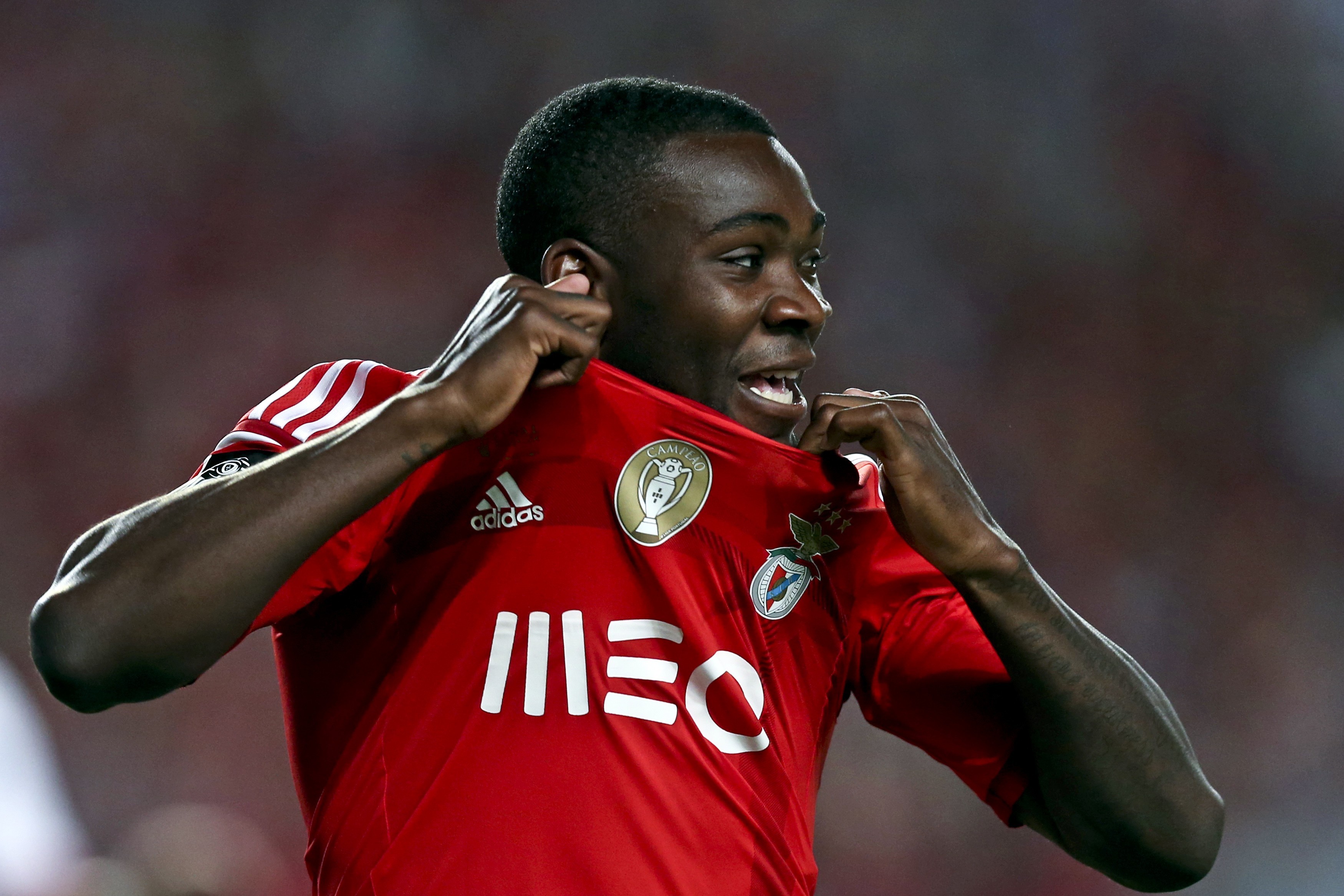 Ola John envolvido no negócio de Talisca