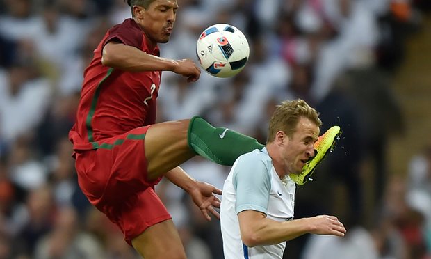 A brutal entrada de Bruno Alves a Harry Kane