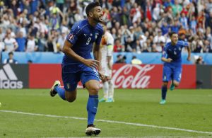 Graziano Pellè expulso da seleção italiana por não cumprimentar o selecionador