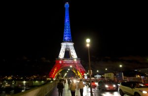 A explicação para a Torre Eiffel não ficar iluminada com as cores de Portugal