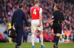 OFICIAL: Wenger revela que Per Mertesacker vai parar quatro meses