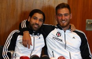 Jogadores do Besiktas gozam quando sabem que o Benfica é o adversário