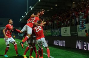 Tricampeão começa a defesa do título com uma vitória suada