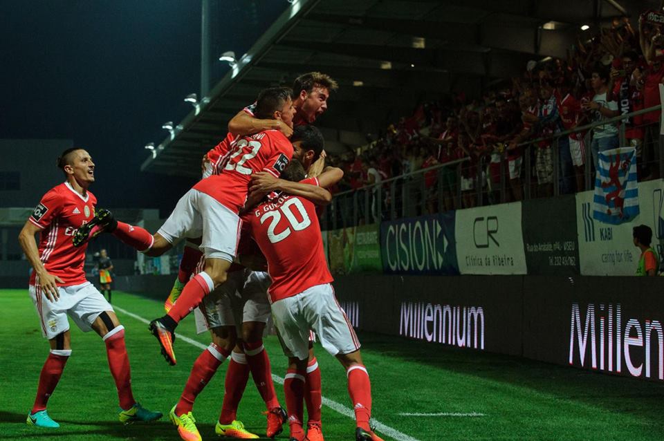 Tricampeão começa a defesa do título com uma vitória suada