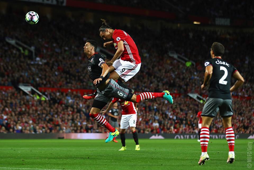 Ibrahimovic foi o protagonista no regresso de Pogba