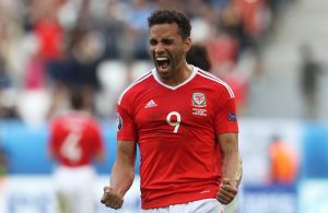 Robson-Kanu brilhou no Euro 2016 e continua sem clube