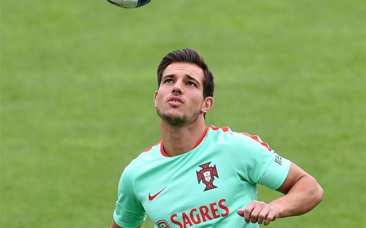 OFICIAL: Cédric renova até 2020