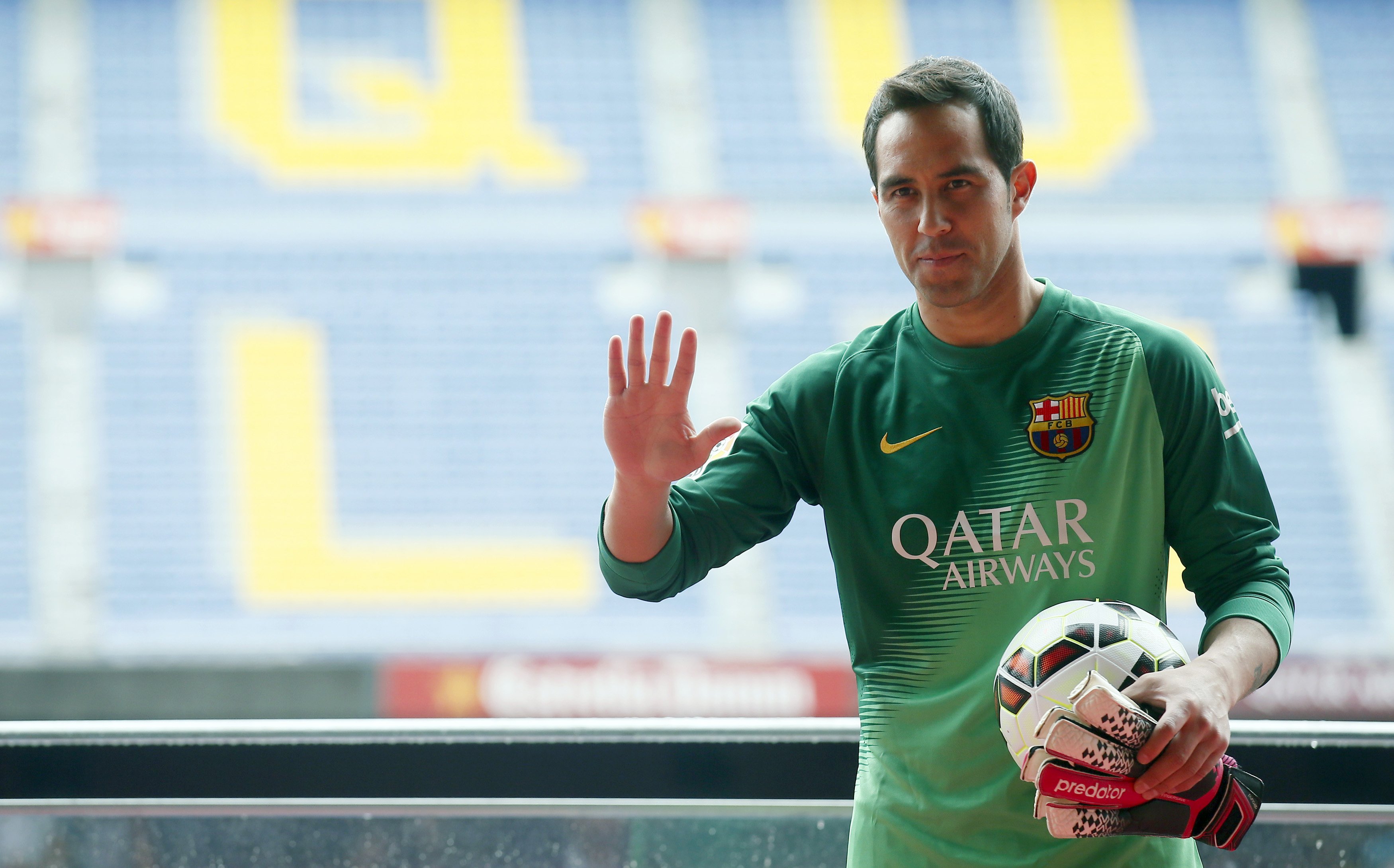 Barcelona confirma que Claudio Bravo está de saída para o Manchester City