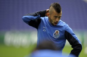 OFICIAL: Defour é reforço do Burnley