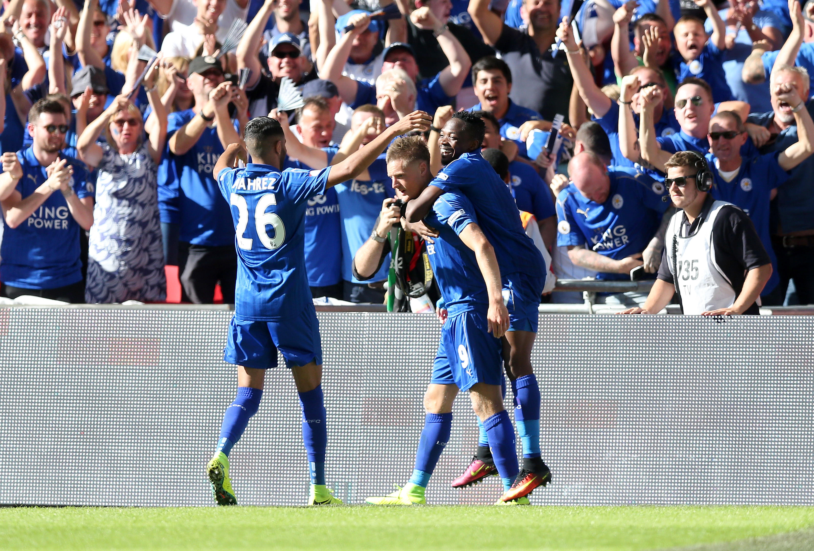 Leicester City é o primeiro campeão a dar o arranque da Premier League