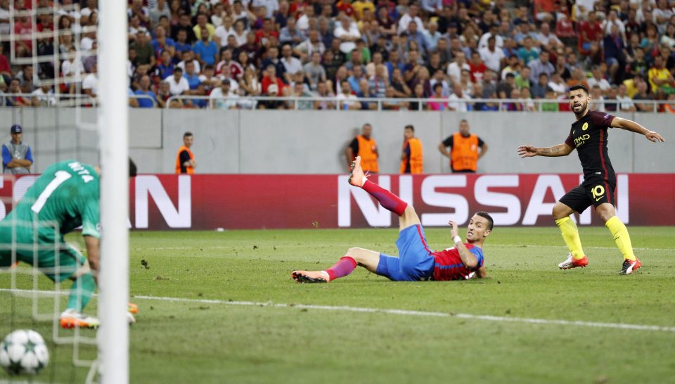 Ajax volta a desiludir e Manchester City goleia em Bucareste