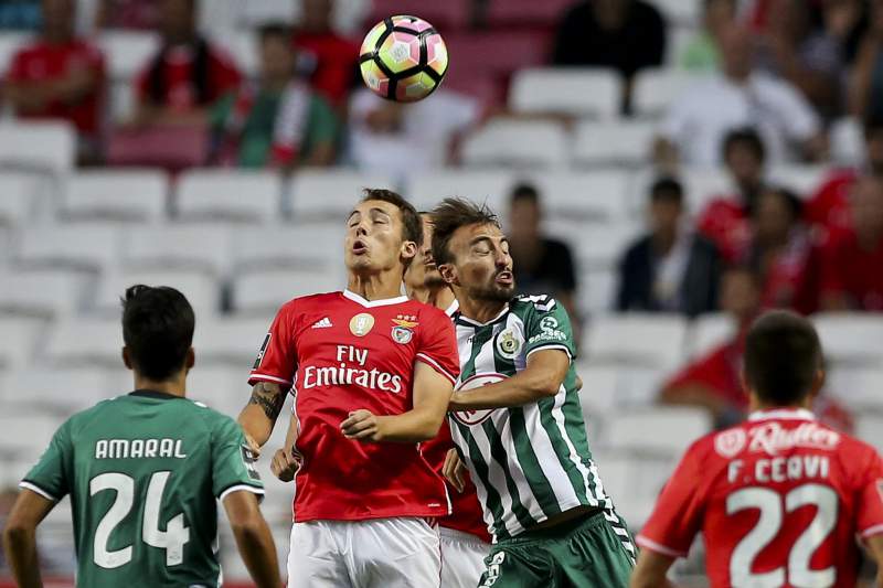 Tricampeão tropeça na Luz