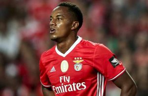 Carrillo resolve e coloca pressão no clássico