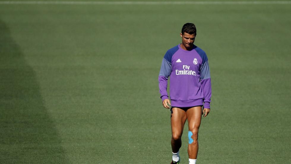 Porque usa Ronaldo mangas compridas com este calor?