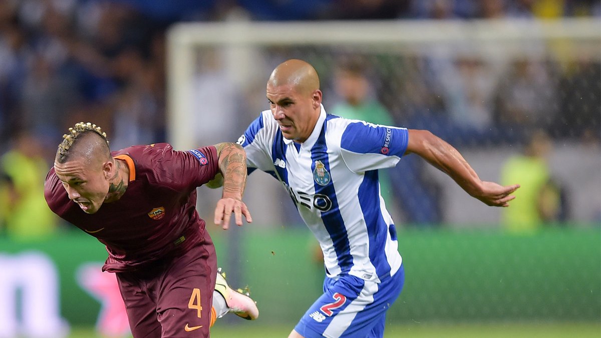 Maxi Pereira é a novidade nos convocados do FC Porto