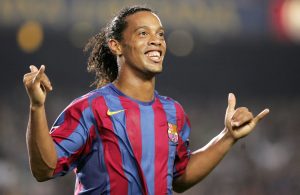 Ronaldinho Gaúcho vai voltar a vestir a camisola do Barcelona