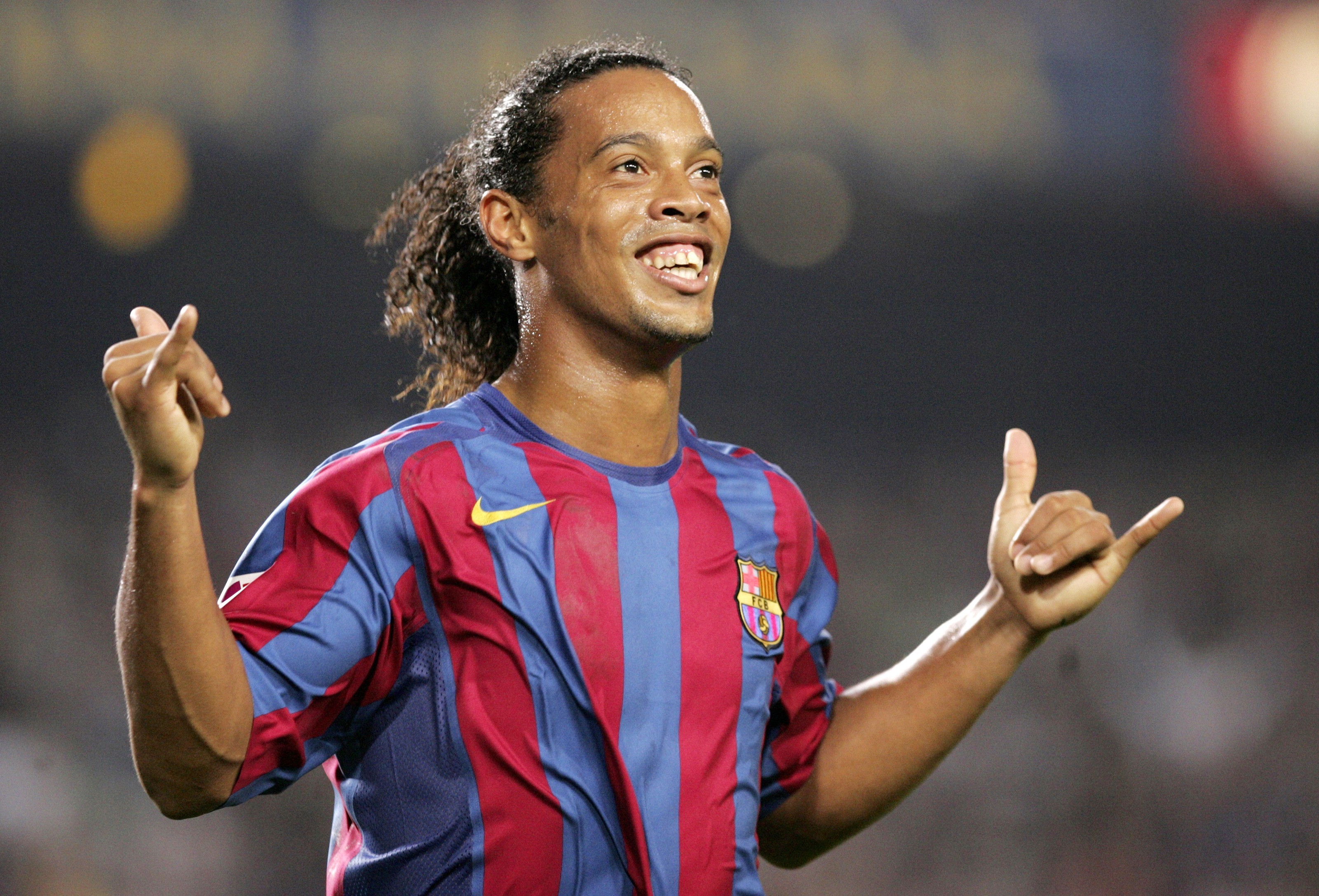 Ronaldinho Gaúcho vai voltar a vestir a camisola do Barcelona