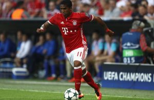 Douglas Costa só regressa aos relvados em 2017