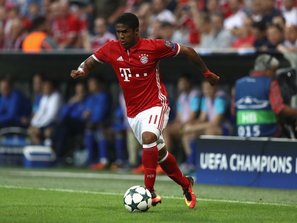 Douglas Costa só regressa aos relvados em 2017