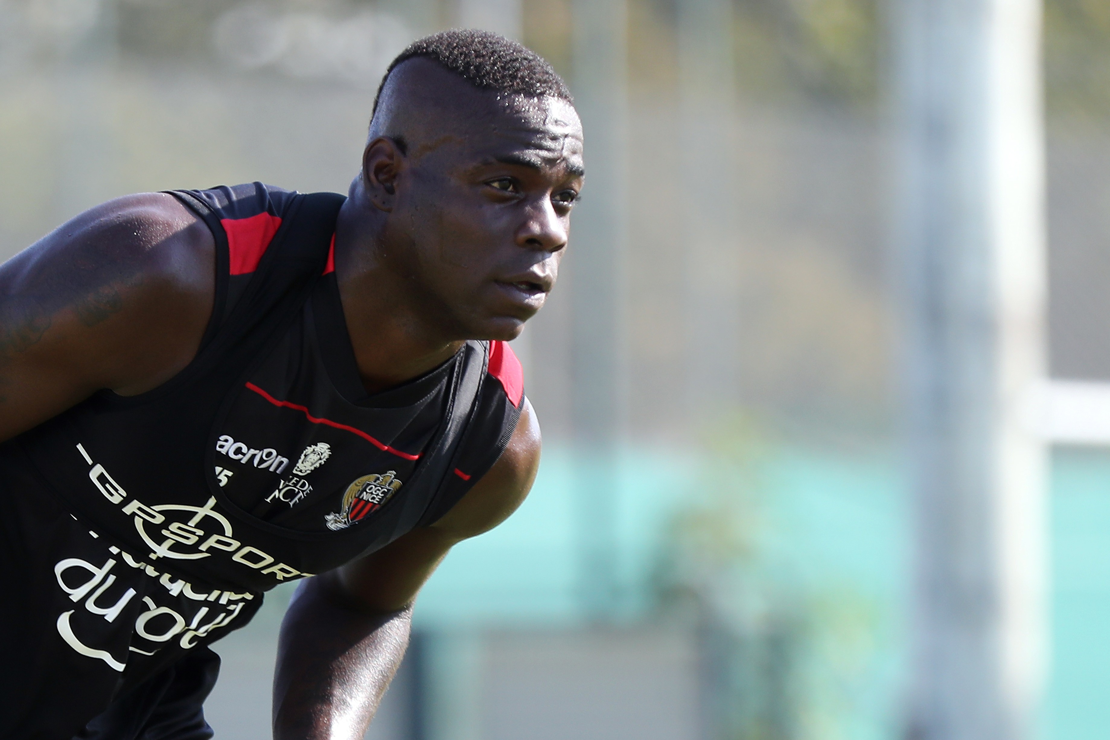 Balotelli arrasa Carragher