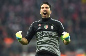Buffon “rouba” prémio a Messi e Ronaldo
