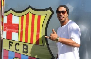 Ronaldinho deixa responsáveis do Barcelona embaraçados