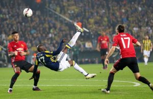 Moussa Sow marca golo acrobático sensacional ao Manchester United