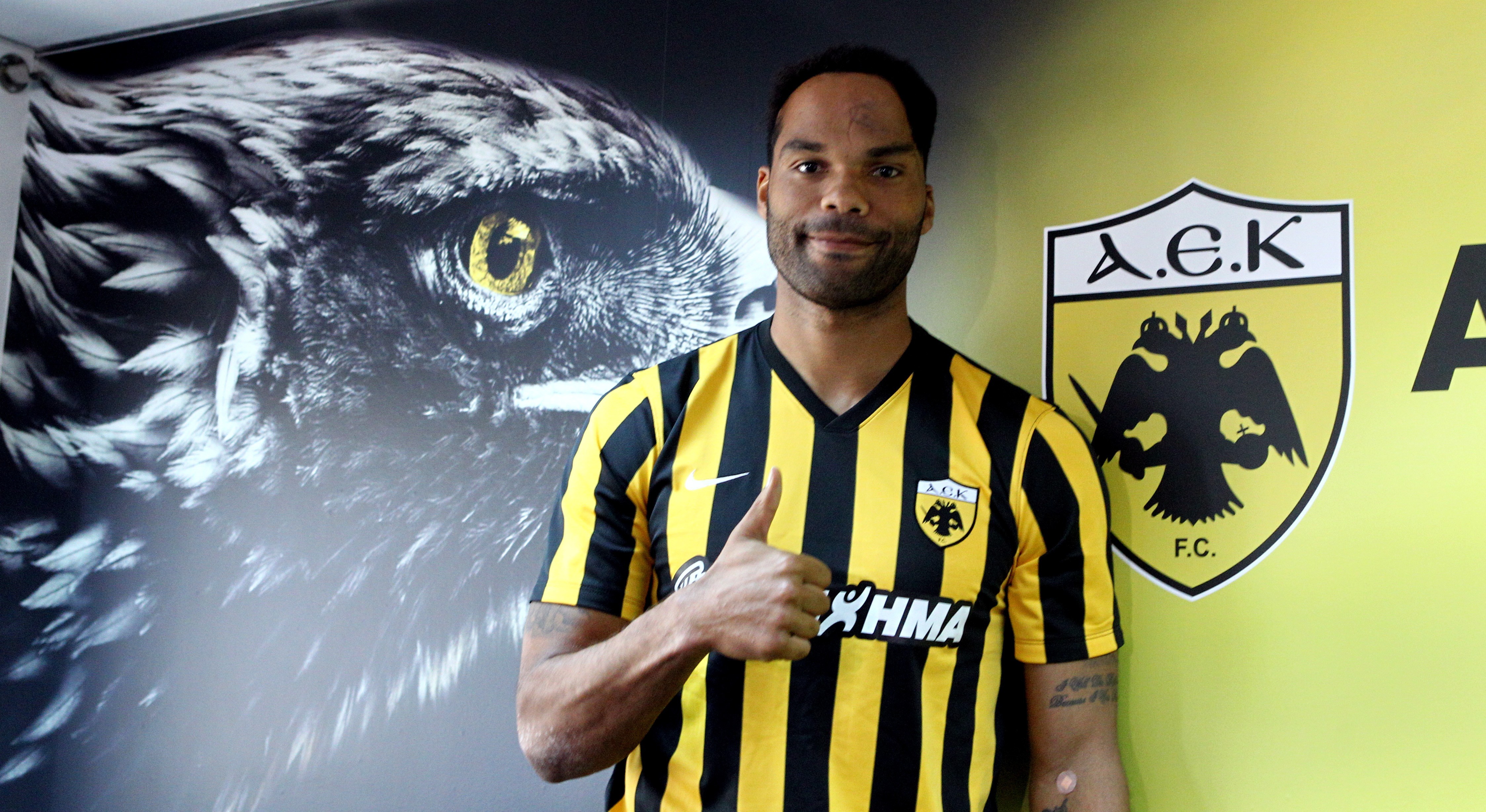 Lescott chegou como reforço sonante ao AEK mas sai 87 dias depois