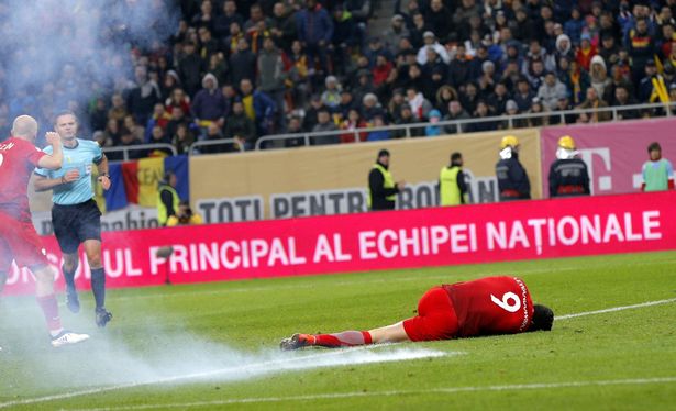 Petardo explode à beira de Lewandowski