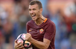 Dzeko desmente má relação com treinador e promete ficar muitos anos