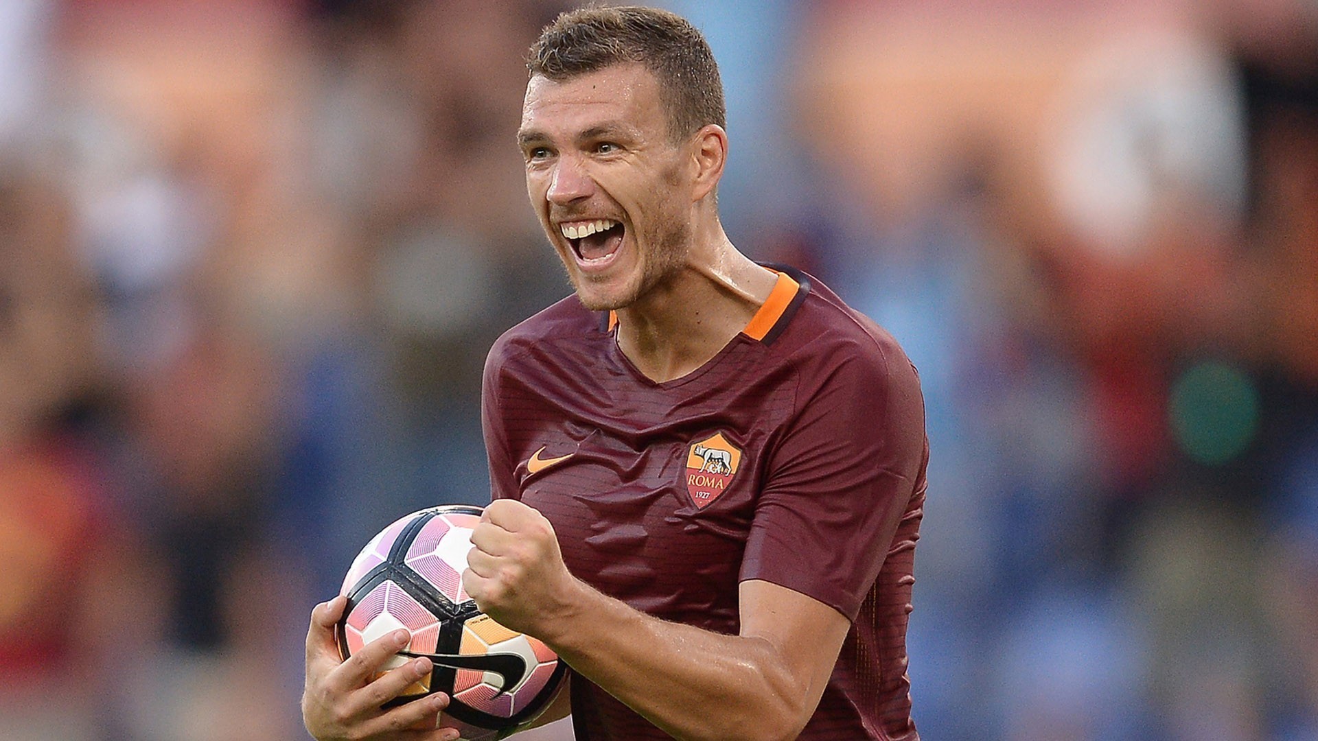 Dzeko desmente má relação com treinador e promete ficar muitos anos