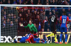 Yaya Touré bisa e garante liderança ao City no seu inesperado regresso