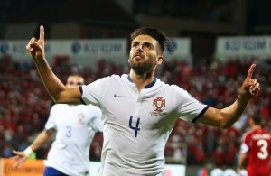 Valência avança por Miguel Veloso