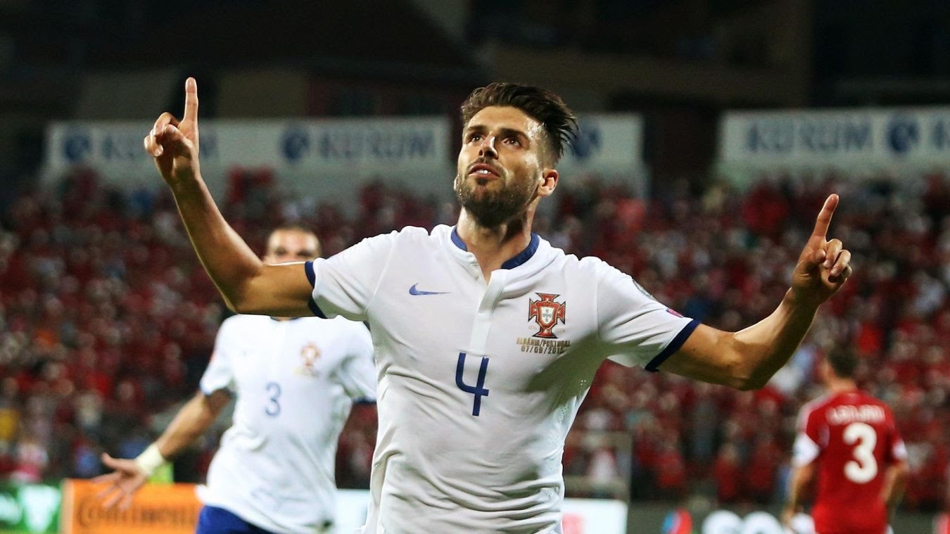 Valência avança por Miguel Veloso