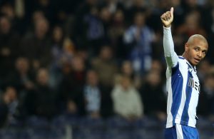 Brahimi volta a ser protagonista e FC Porto pressiona Benfica