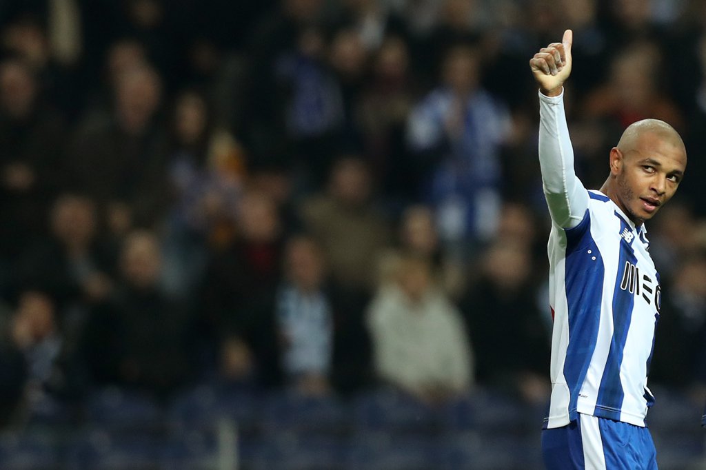 Brahimi volta a ser protagonista e FC Porto pressiona Benfica