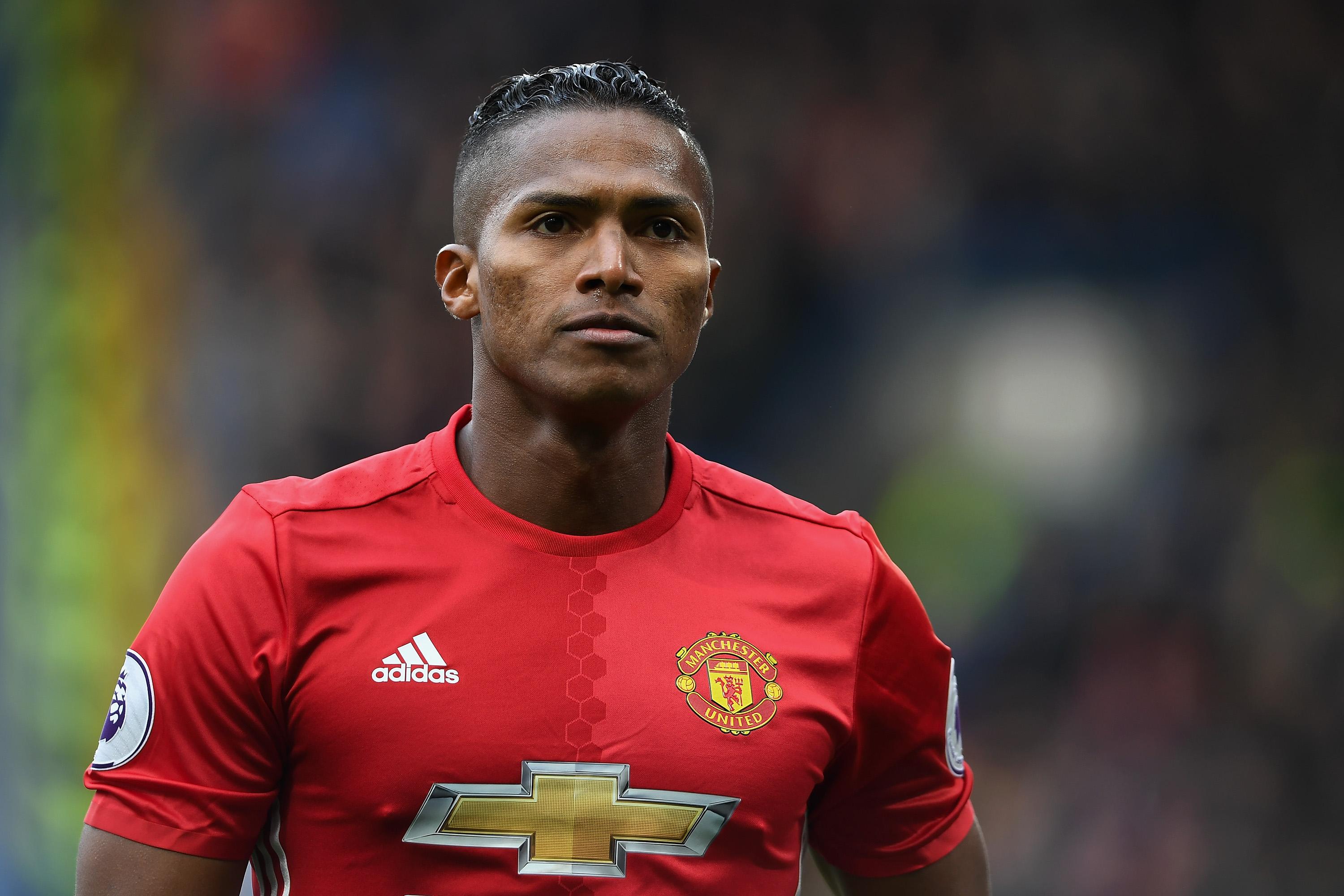 OFICIAL: Antonio Valencia renova com o Manchester United