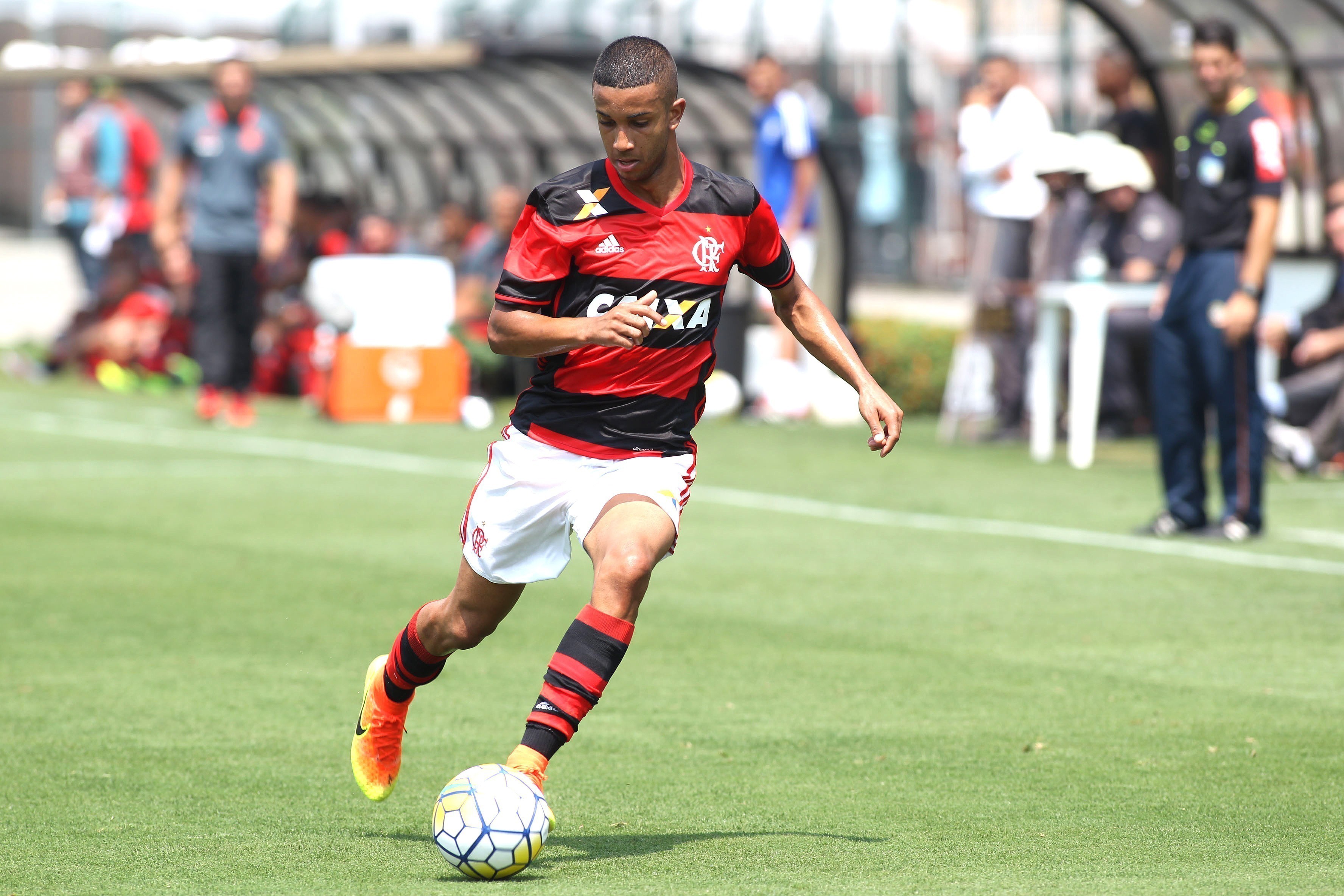 OFICIAL: Mónaco garante contratação de grande promessa brasileira