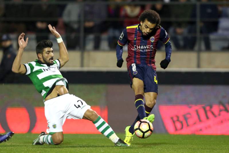 Sporting não aproveita deslize do Benfica