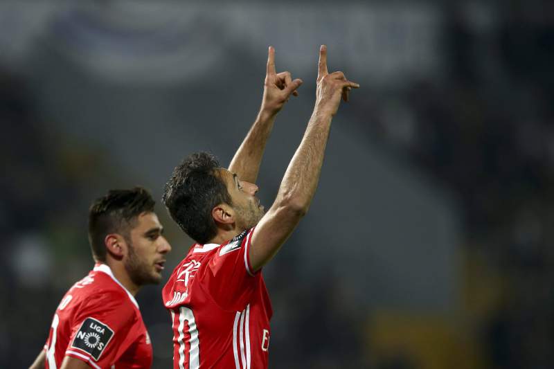 Benfica vence em Guimarães e reforça liderança