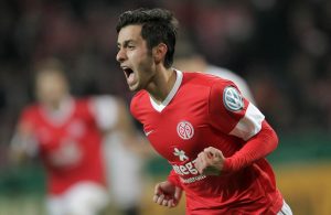 OFICIAL: Wolfsburgo contrata internacional turco por 12,5 milhões de euros