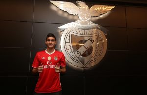 OFICIAL: Benfica empresta médio ao Vitória