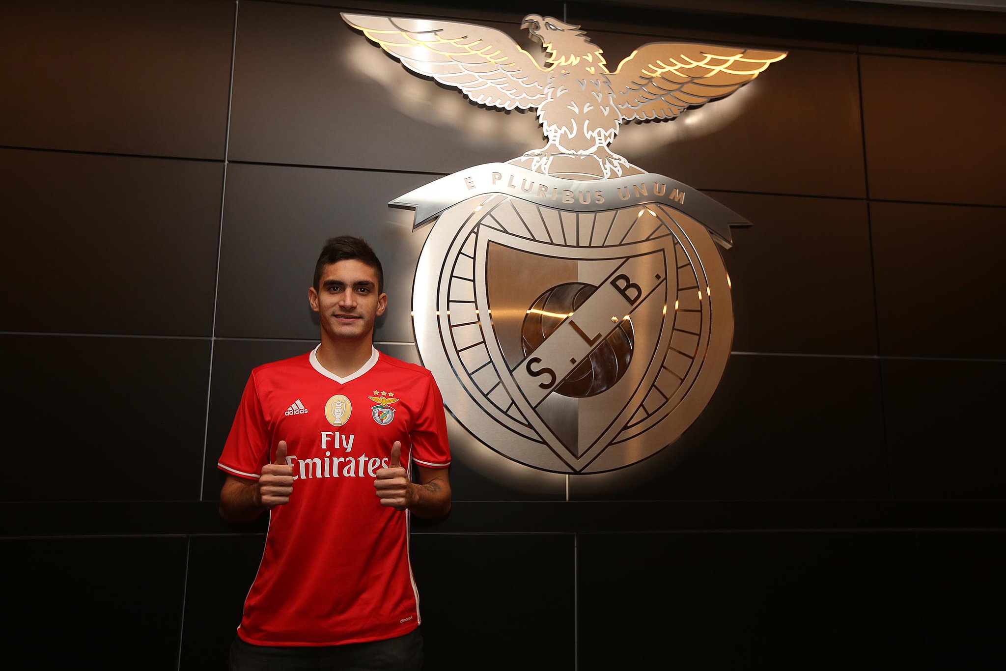 OFICIAL: Benfica empresta médio ao Vitória