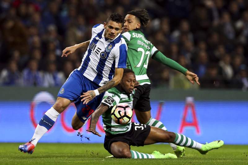 Soares decide o clássico e dá liderança provisória ao FC Porto