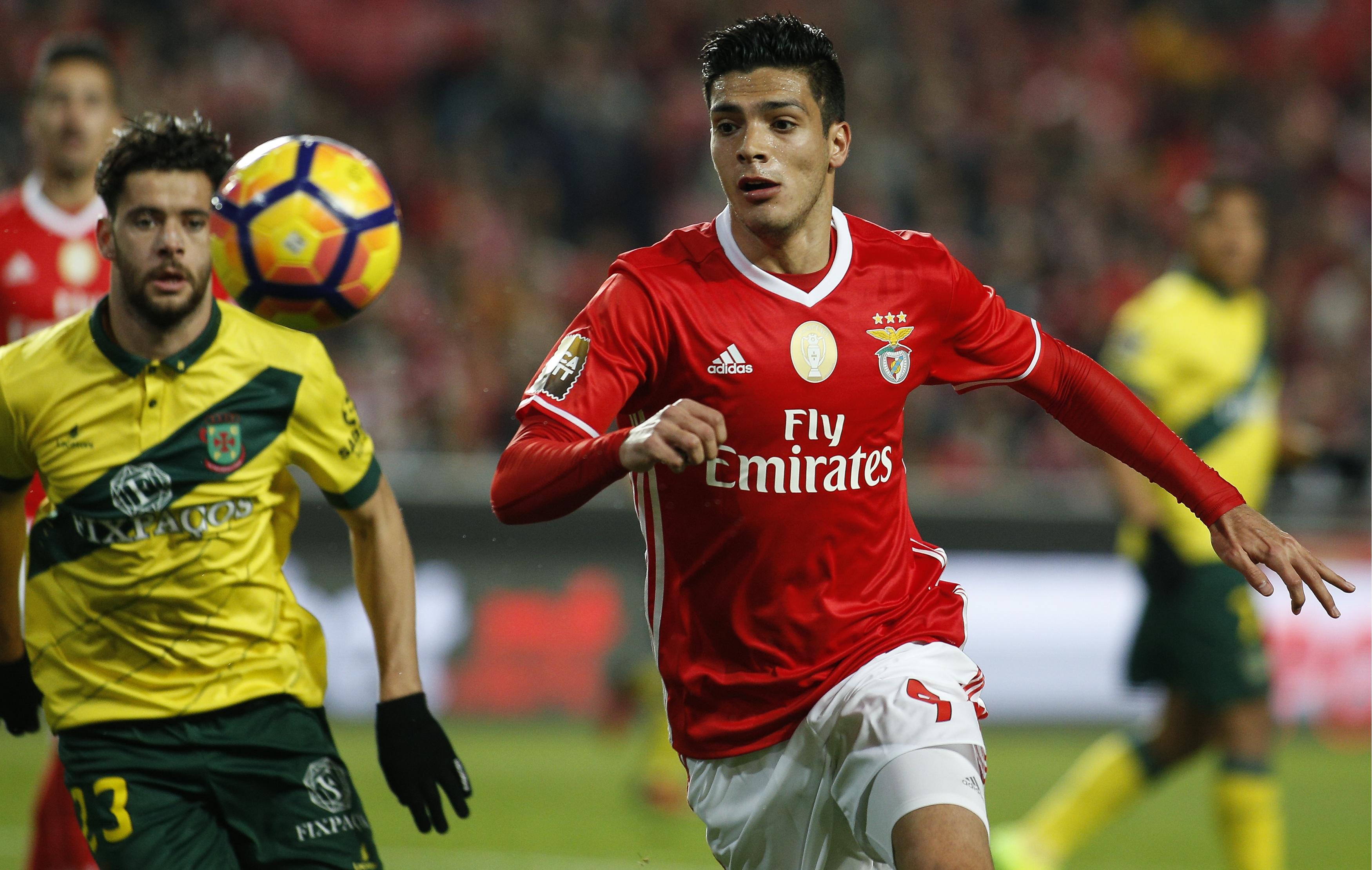 Raúl Jiménez é baixa para o Benfica no clássico