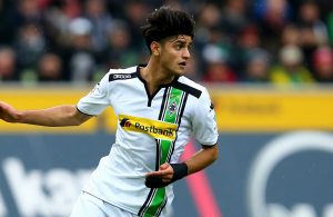 Mahmoud Dahoud a caminho do Dortmund