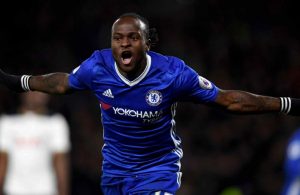OFICIAL: Victor Moses renova até 2021
