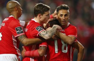 Benfica goleia Belenenses e recupera liderança