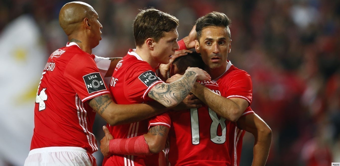 Benfica goleia Belenenses e recupera liderança